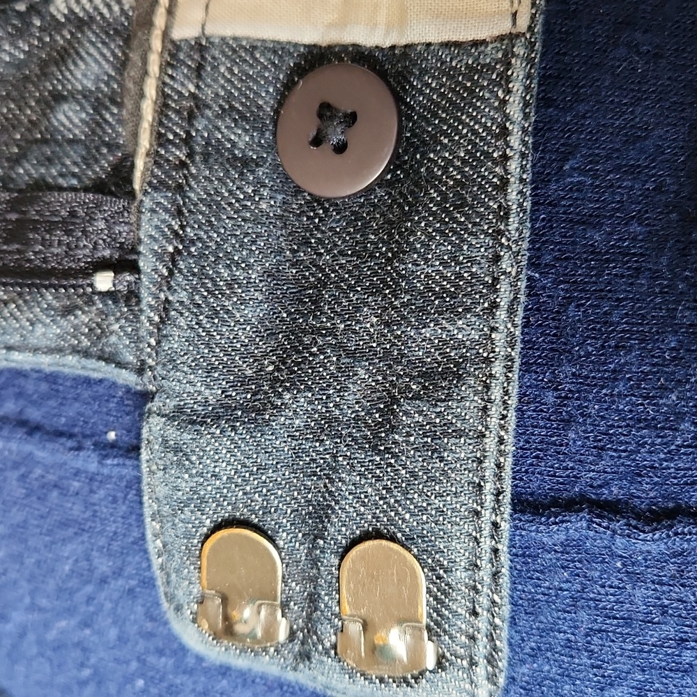 Dockers, Women's, Sz14 med favorite fit, 1 pocket in Front, 2 in Back - Picture 11 of 11
